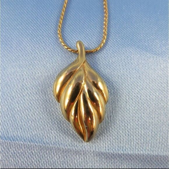 Vintage Signed Crown Trifari Leaf Pendant Necklace Gold-Tone Dainty Leaves - Picture 3 of 10